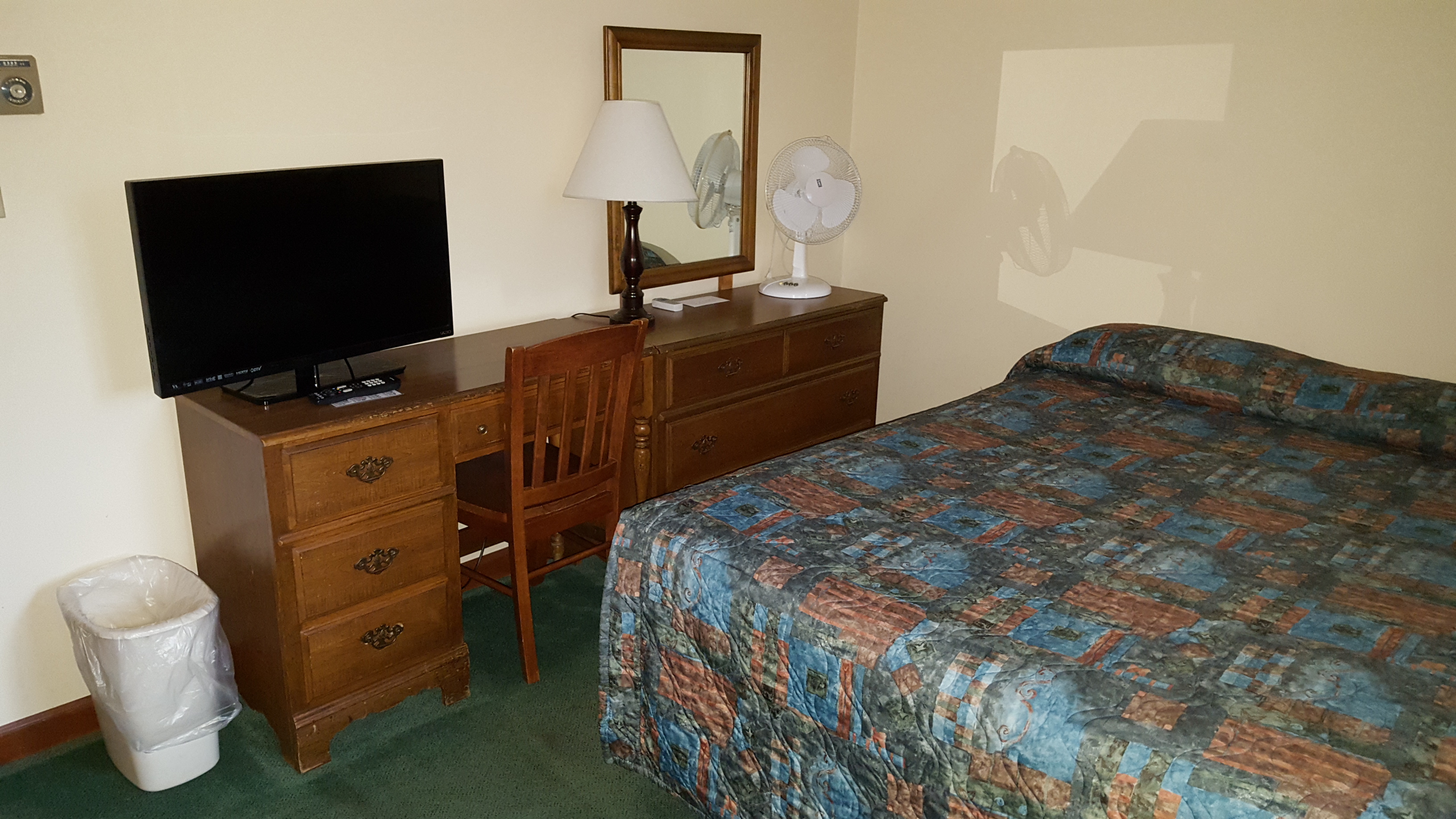 Motel 3 room with bed and desk/dresser.